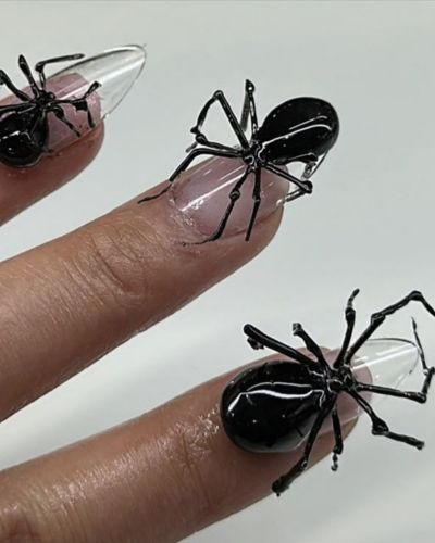 Uñas transparentes con arañas 3D en color negro