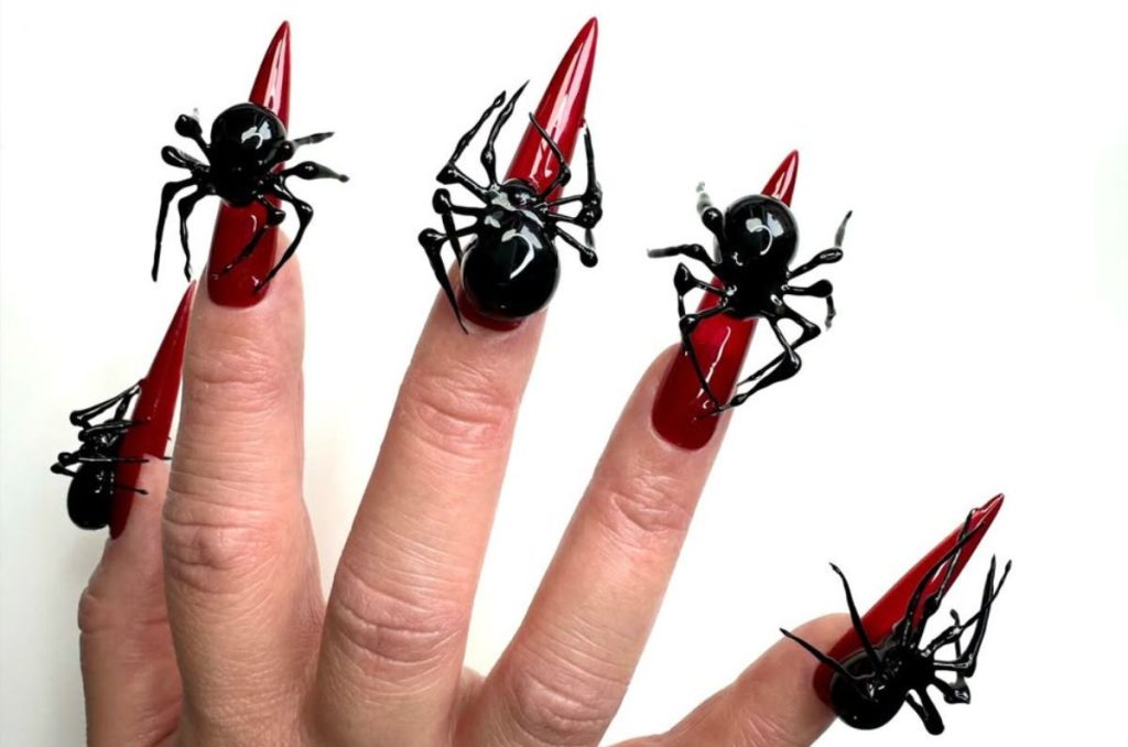 Uñas rojas con arañas 3D