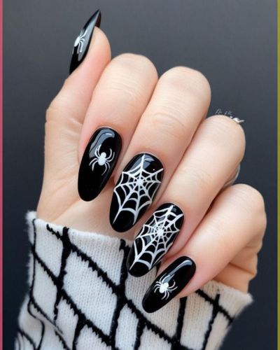 Manicura en color negro con detalles de telarañas en color blanco