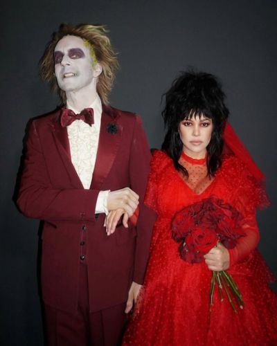 Disfraz de Beetlejuice y Lydia Deetz por Kourtney Kardashian y Travis Barker