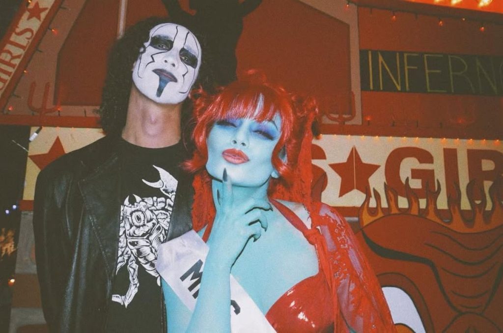 Vanessa Hudgens y su novio disfrazados