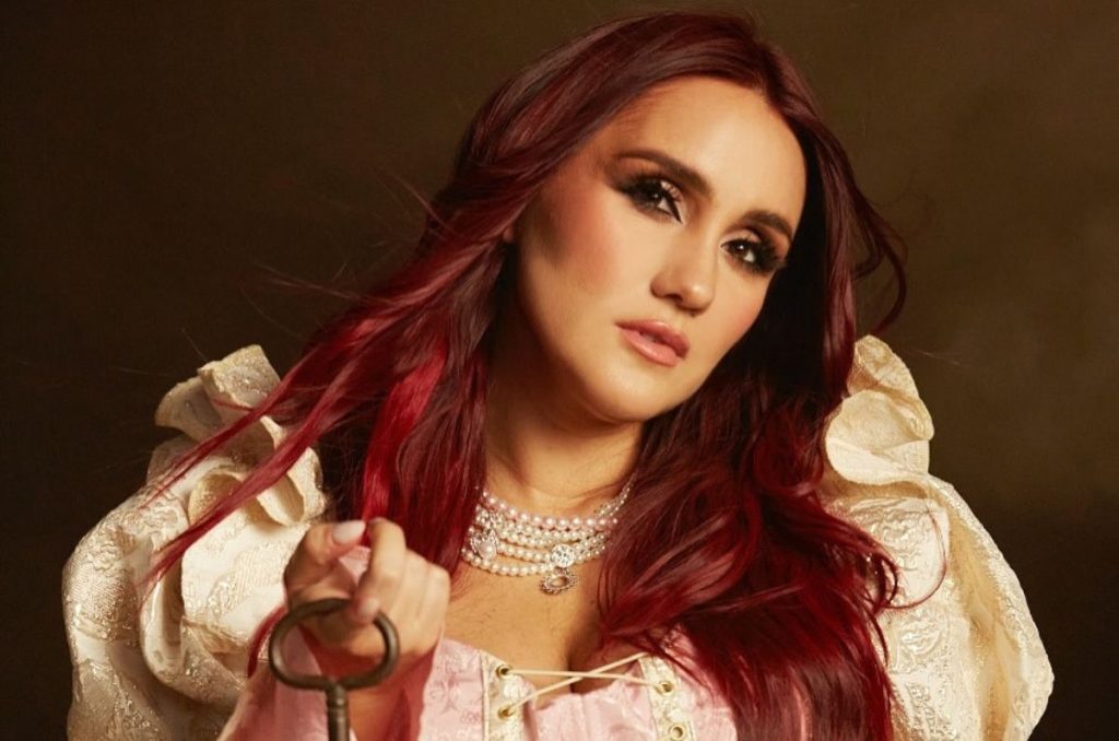 Dulce María en traje rosa anuncia que está embarazada por segunda vez