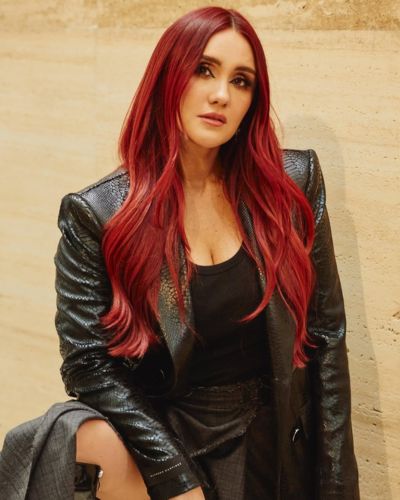 Dulce María posando en outfit negro de blazer de cuero