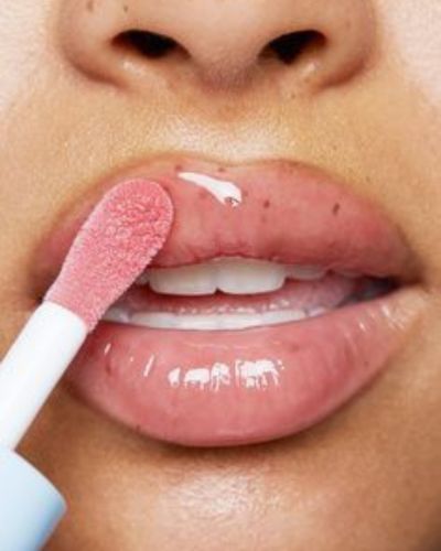 Errores al maquillar tus labios: no aplicar un labial hidratante