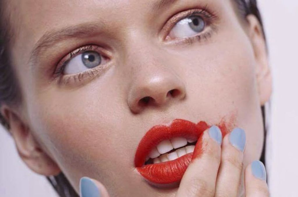 Errores al maquillar los labios, mujer con labial corrido