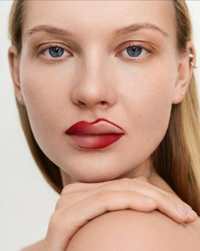Mujer labios delineados en tonos rojos