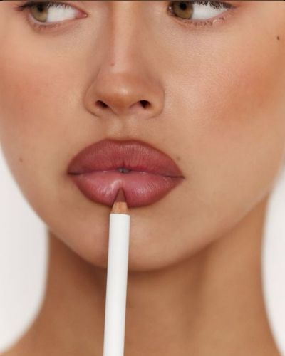 Labios delineados en tonos nude