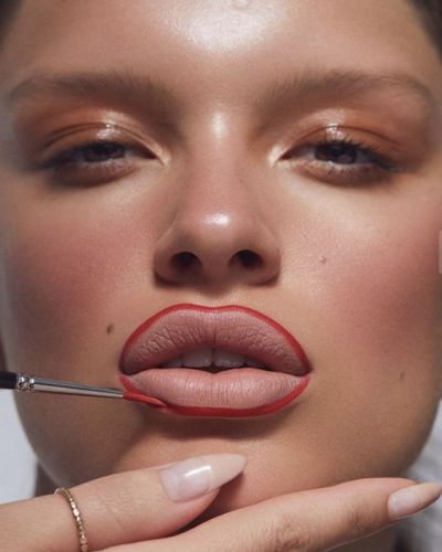 Errores al maqullar labios: delienador en exceso sobre tus sus labios
