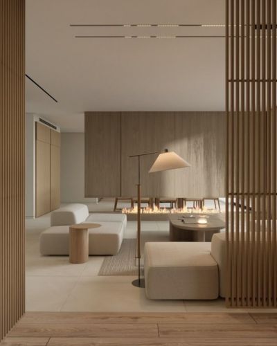 Decoración de sala al estilo japandi con lampara alta, sillones claros y papel tapiz que simula madera