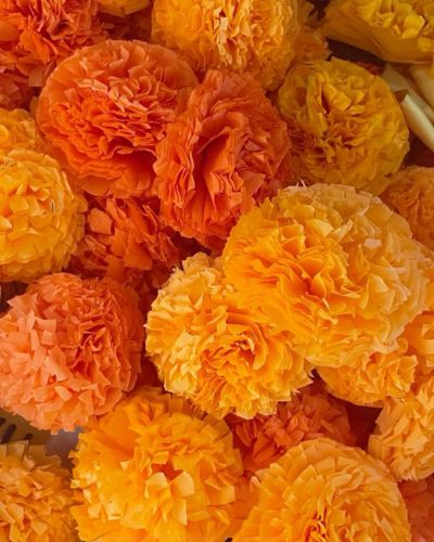 Flores de papel en colores naranja y amarillo