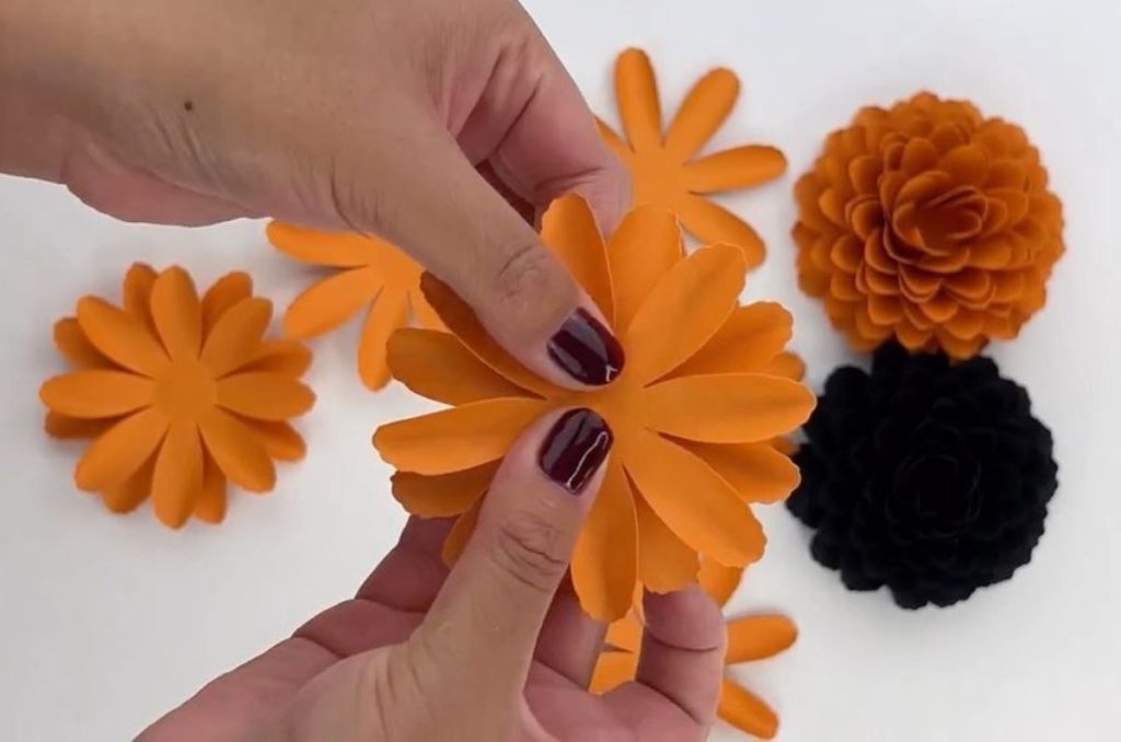 Flores de cempasúchil de papel en color naranja y negro