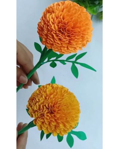 Flores de cempasúchil de papel con tallo verde