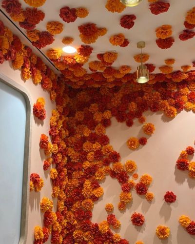 Flor de Día de Muertos decorando un techo