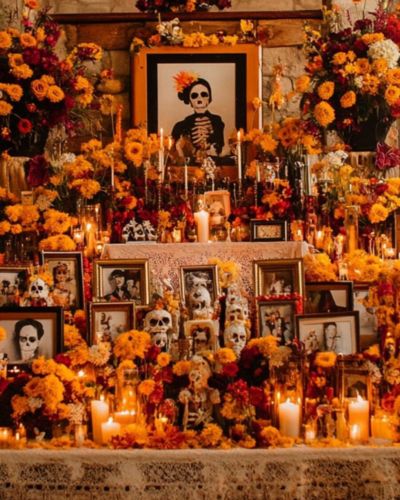 Fotografía en altar de muertos con flores cempasúchil como adorno