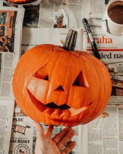 calabaza encima de un periodico