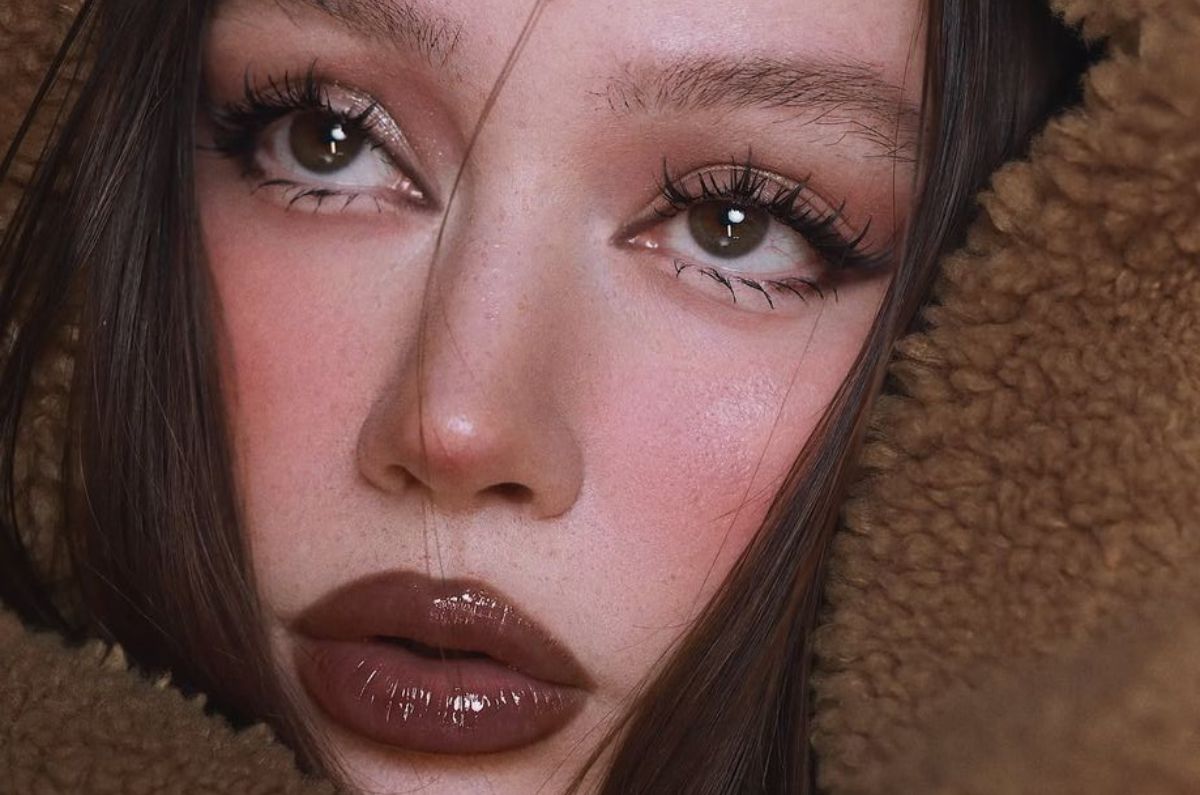 Gloss chocolate: el toque elegante que dominará el otoño 2025