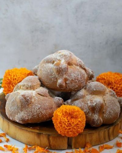 Origen del pan de muerto: piezas de pan de muertos con flores de cempasúchil como decoración