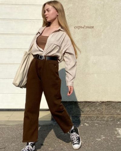 Outfit de otoño con pantalón café 