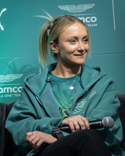 Jessica Hawkins usando sudadera verde