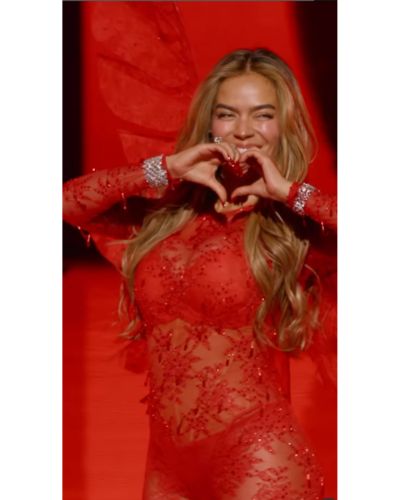 Maquillaje y peinado de Karol G para el Victoria´s Secret Fashion Show