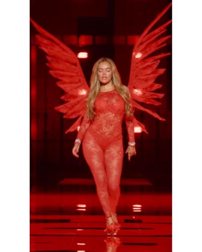 Karol G en el Victoria´s Secret Fashion Show 2025