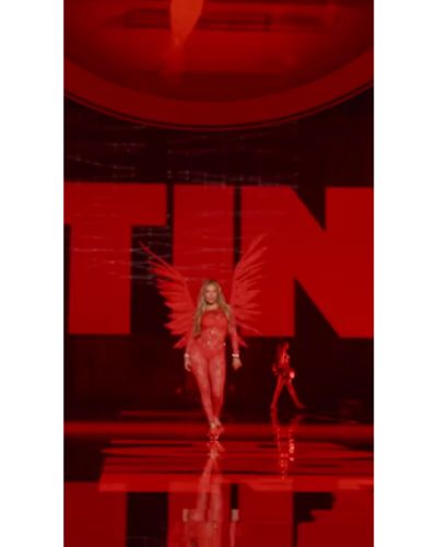 Karol G en la pasarela del Victoria´s Secret Fashion Show 2025