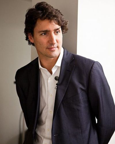 Ex primer ministro de Canadá vistiendo traje