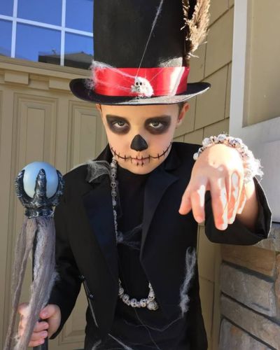 Look de catrín en niño hecho con cosméticos