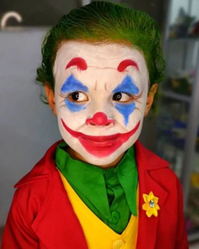 Look de Guasón hecho con cosméticos