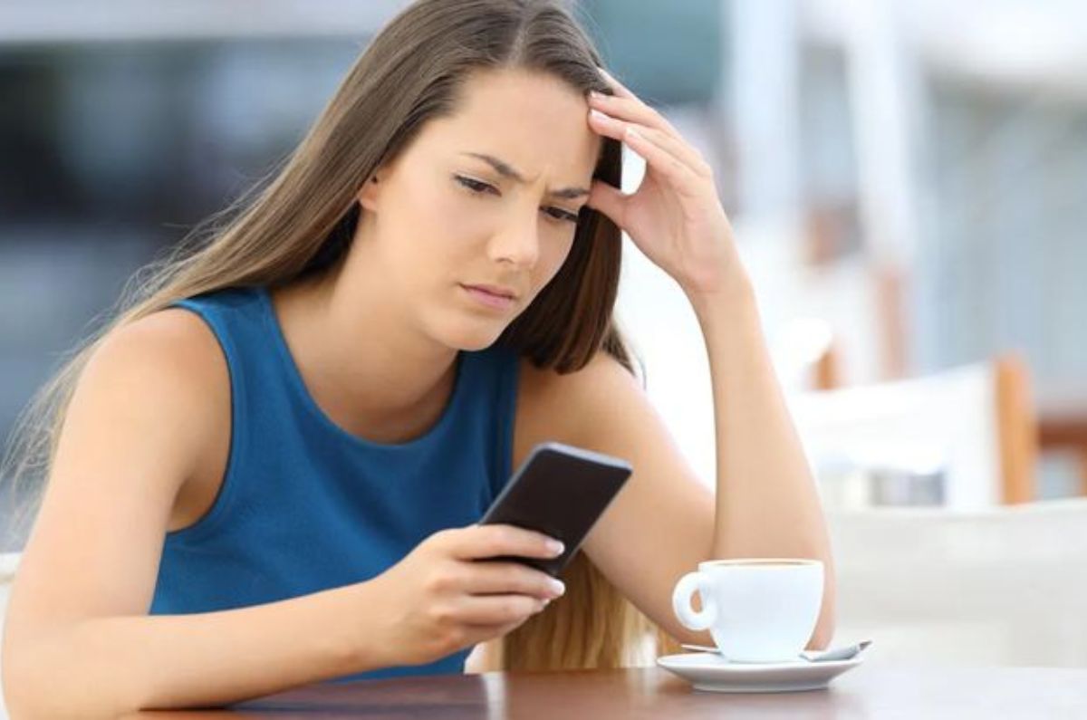 Lo que no debes escribir por WhatsApp tras terminar una relación