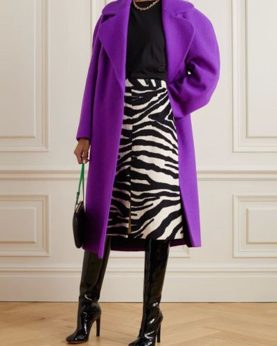 Outfits con color morado intenso