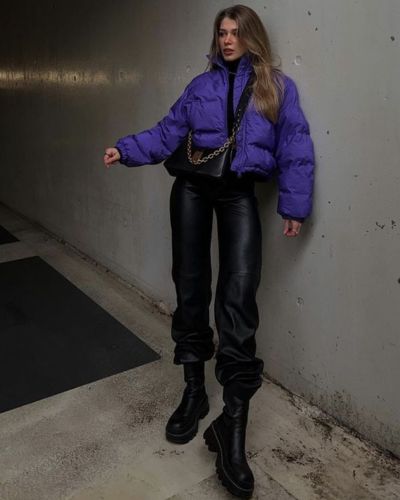 Outfits con color morado intenso
