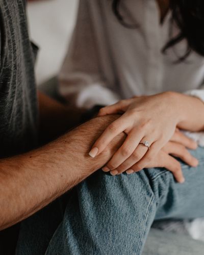 Hombre toca la pierna de su pareja mientras platican