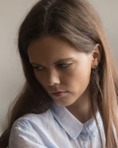 Mujer con mirada triste por su pareja