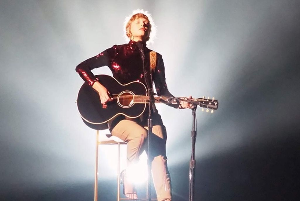 Presentación en vivo de canción Betty