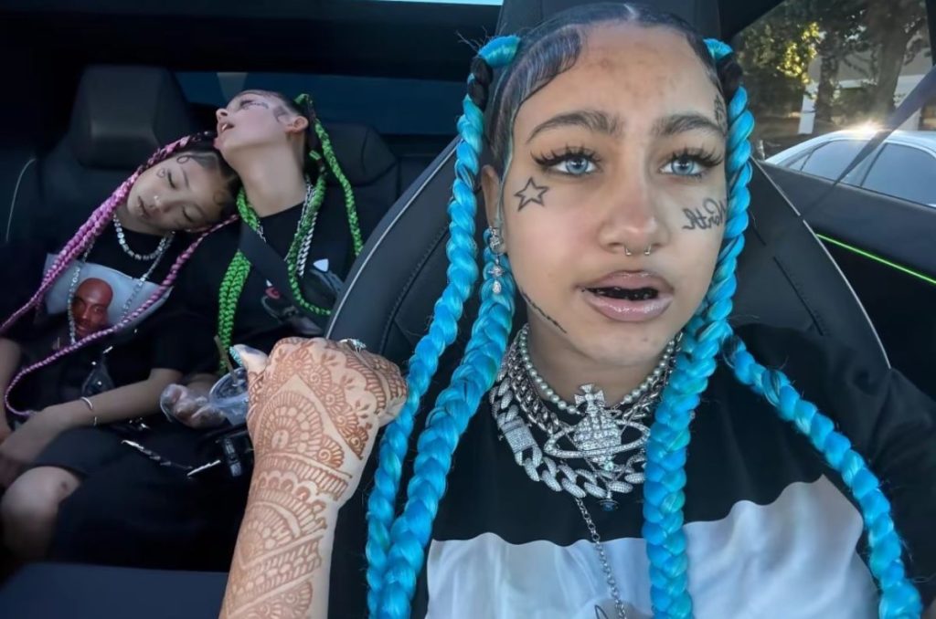 North West selfie con tatuajes en el rostro y sus amigas acostadas en la parte trasera del auto