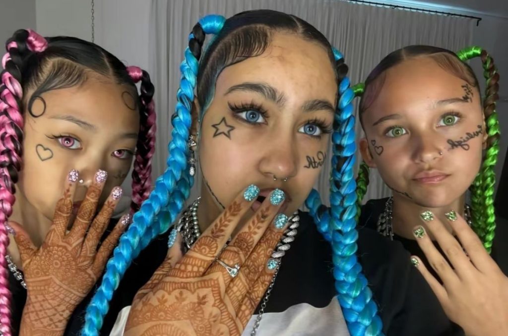 Selfie de North West y sus amigas, todas con tatuajes en la cara