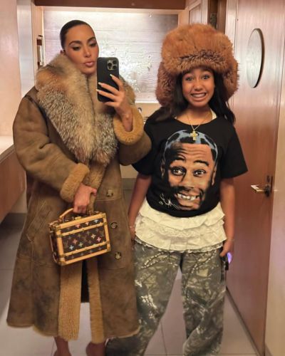 Kim Kardashian y su hija mayor selfie frente al espejo
