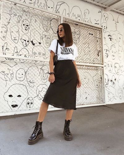 Outfit negro para primavera con falda y botines 