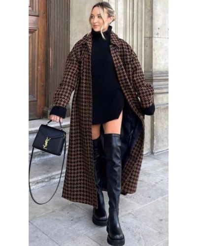 Look con gabardina de tartán en color café, little black dress y calzado negro