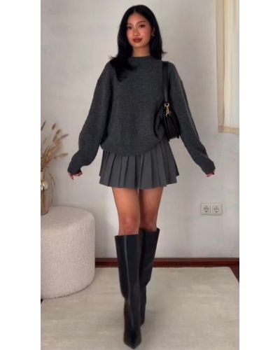 Conjunto monocromático de falda plisada y suéter de punto