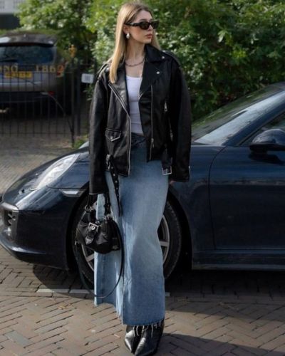 Outfit con falda midi de mezclilla, blusa blanca y chaqueta de cuero en color negro