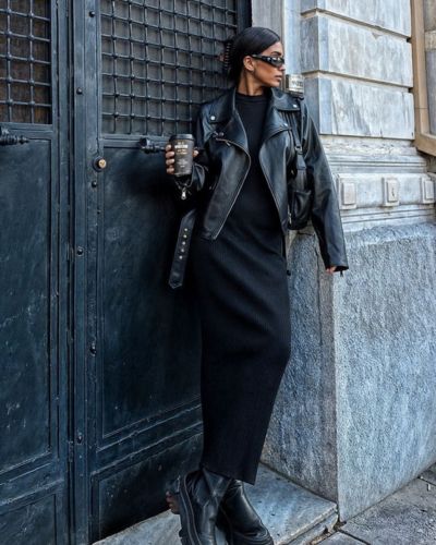 Total look negro con chaqueta de cuero en color negro y vestido corte midi