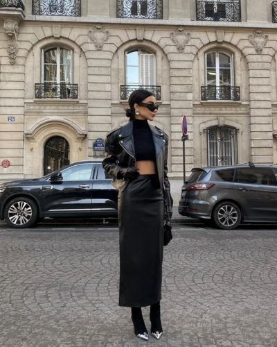Total look con falda recta negro, tanker top y chaqueta de cuero en color negro