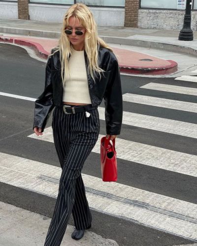 Look casual con chaquetas de cuero, pantalones de raya a la cintura y blusa blanca