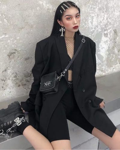 Total look con accesorios metálicos 