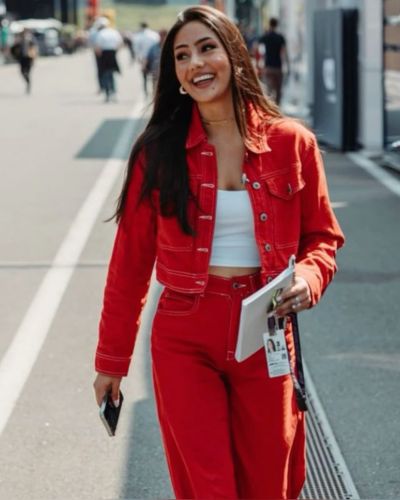 Look monocromático en color rojo de chaqueta y pantalón, u top blanco