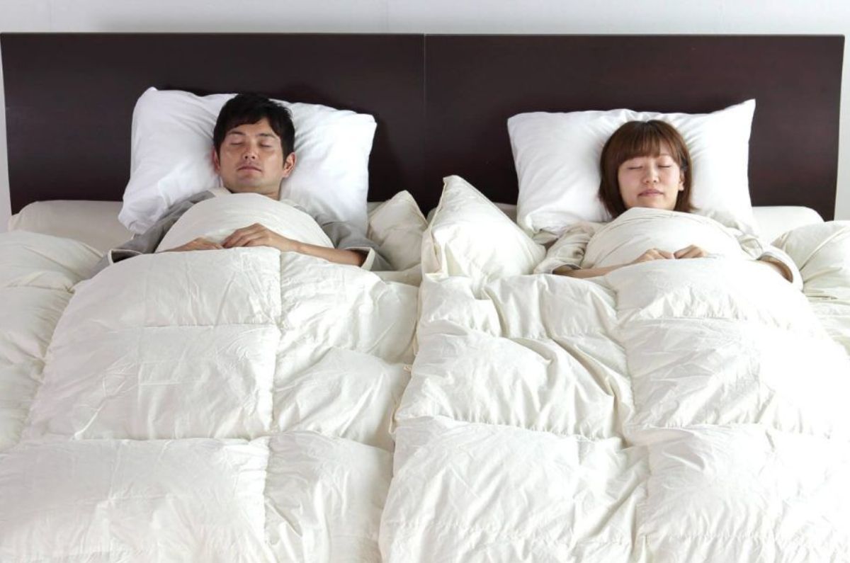 Las parejas que duermen separadas son más felices (y la ciencia lo respalda)