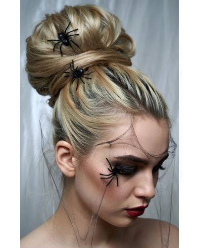 Peinados locos para Halloween: chongo alto con forma de telaraña y adornado con arañas