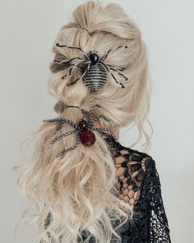 Coleta despeinada con arañas falsas